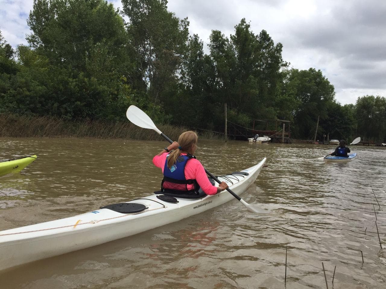 Clase de la escuela de kayak en el Delta